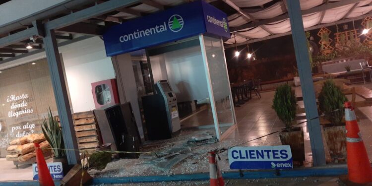 No pudieron llevar cajero automático, pero asaltaron comercio.