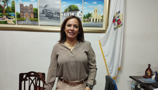 Convocan a ciudadanos villarriqueños frente al Teatro Municipal.