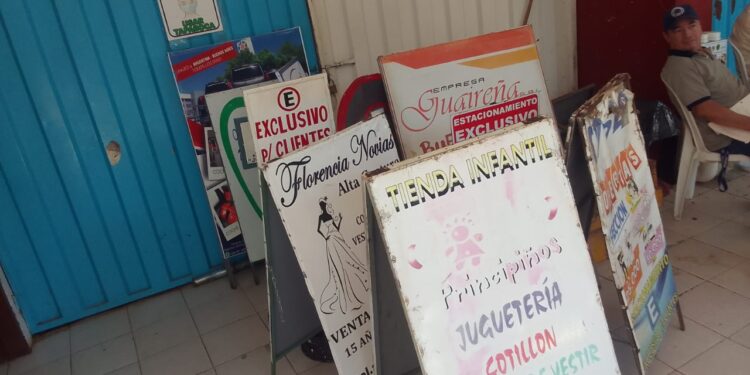 Retiran letreros de distintos puntos de la ciudad.
