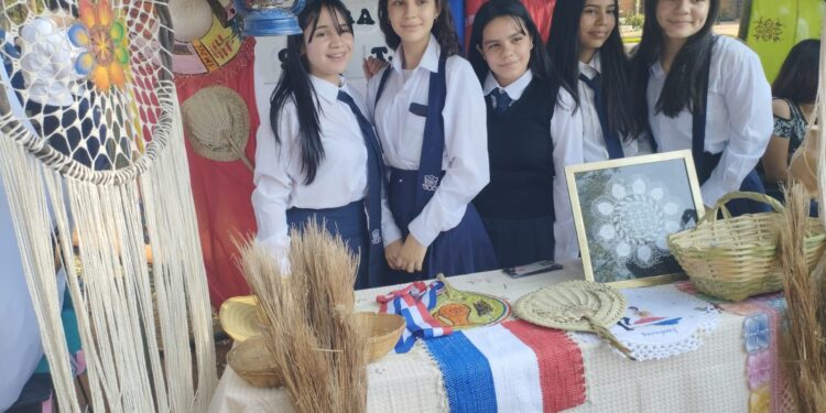 El Colegio Nacional de Villarrica también celebró el Día del Folklore.