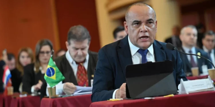 Senador habla de déficit de G. 37 mil millones para almuerzo e insiste con echar a 30 mil funcionarios.