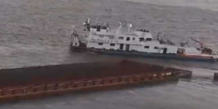 Barcazas chocan contra yate presidencial en el río Paraguay.