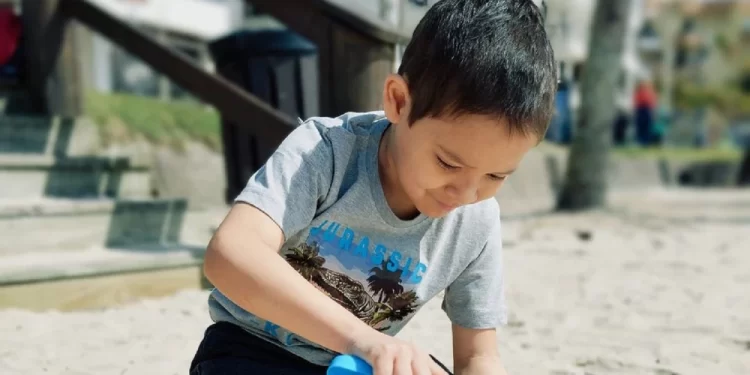 El pequeño con cáncer terminal cumplió su sueño de conocer el mar.