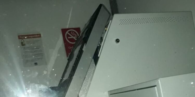 Violentaron cajero automático y taparon la cámara con una media.