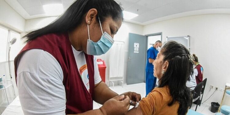Instan a aplicar la bivalente a adultos mayores.