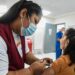 Instan a aplicar la bivalente a adultos mayores.