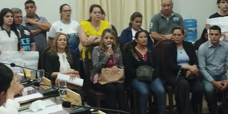 Comunidades educativas acudieron ante la Junta Municipal.