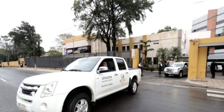 Municipales en 13 ciudades: parten maletines y máquinas de votación.