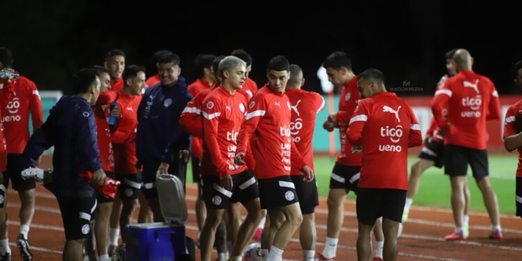 El once que paró Guillermo Barros Schelotto pensando en Perú.