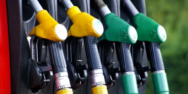 Emblemas privados vuelven a aumentar el costo de todos sus combustibles.