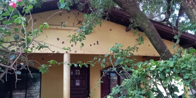 Desconocidos efectúan más de 50 disparos contra la casa de dos juezas.