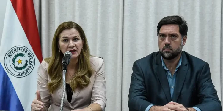 Salud suspende uso de metacrilato por riesgos en tratamientos estéticos.