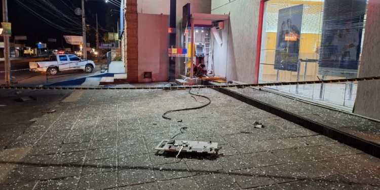Con explosivos destrozan un cajero automático en Fernando de la Mora.
