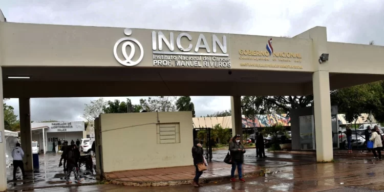 Caño roto en Incán provocó inundación de quirófano.