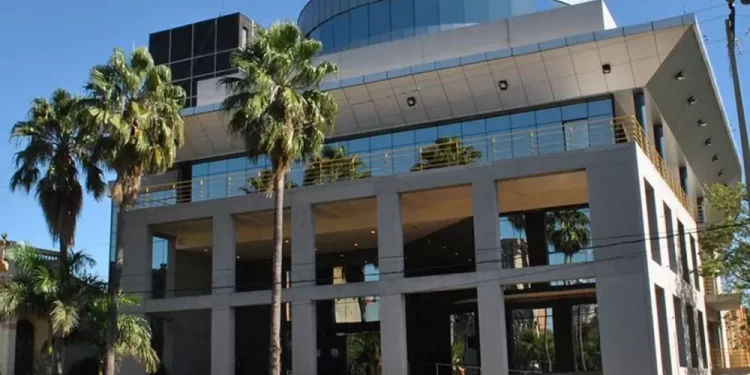 Realizan fumigación en el Congreso Nacional con funcionarios adentro.