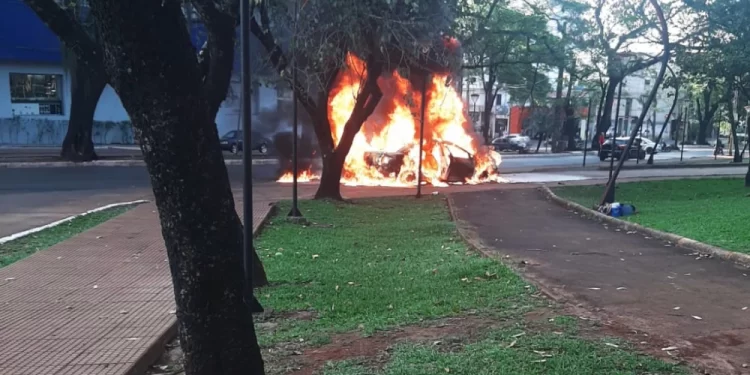 Conductor se salva tras explosión dentro de su auto en Ciudad del Este.