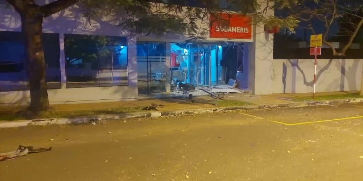 Con explosivos a gas destrozan otro cajero automático y se llevan el dinero en Asunción.
