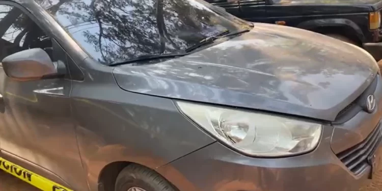 Asaltacajeros abandonan camioneta en estacionamiento del IPS en Asunción.