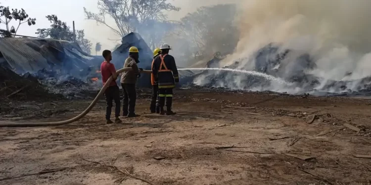 Incendio consume empresa de maderas en Caaguazú.