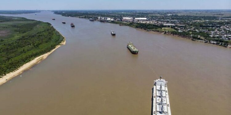 Argentina retiene barcaza que trae combustible a Paraguay.