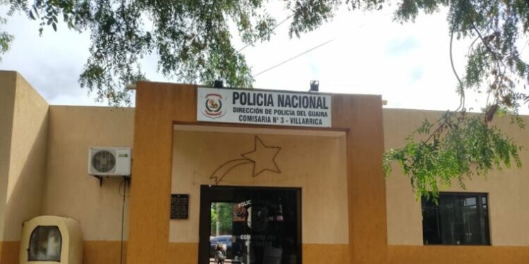 Denuncian a policías de Villarrica por plantar droga a joven universitario.