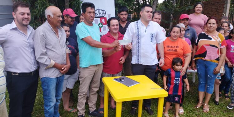 MUNICIPIO VILLARRIQUEÑO ENTREGA APORTE DE GS.10 MILLONES A COMISIÓN PRO AGUA POTABLE.