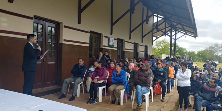 MASIVA CONCURRENCIA DE INTERESADOS EN RECIBIR EL SUBSIDIO DE LA TERCERA EDAD A REUNIÓN INFORMATIVA.