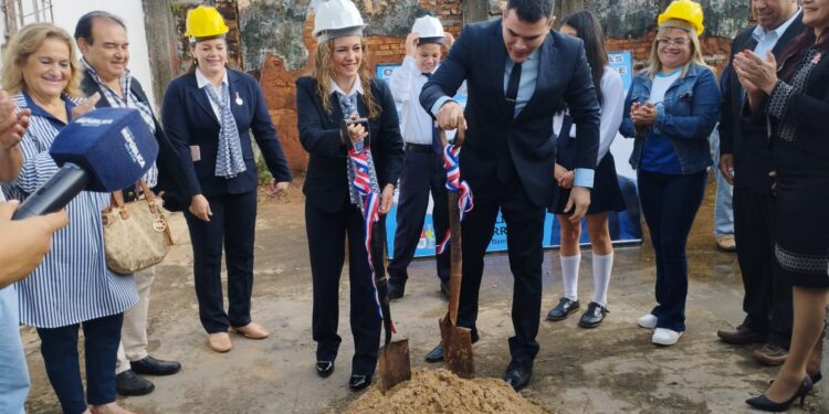 SE INVERTIRÁN MÁS DE GS. 300 MILLONES EN CONTRUCCIÓN DE AULAS DEL COLEGIO NACIONAL