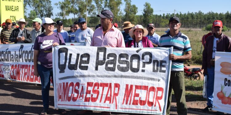 PRODUCTORES DE PAPA SE MANIFESTARON EN LA COLMENA