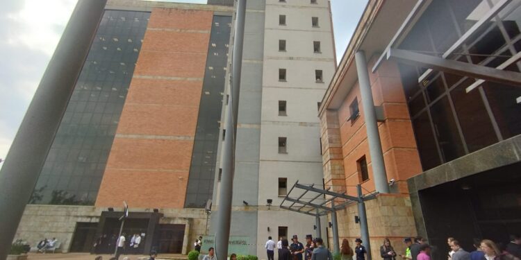 HOMBRE SE ARROJA DEL 6TO PISO DEL PALACIO DE JUSTICIA DE VILLARRICA