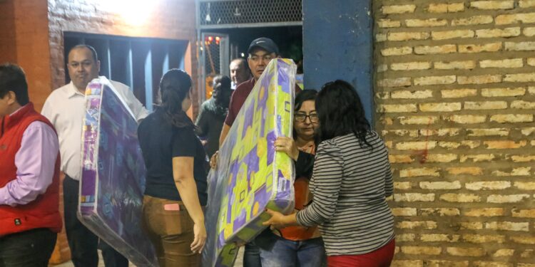 ASISTEN A FAMILIAS AFECTADAS TRAS EL TEMPORAL EN EL DISTRITO DE MAURICIO JOSÉ TROCHE.