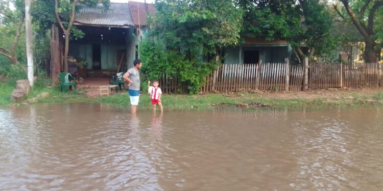 UNAS 212 FAMILIAS DE CNEL. MARTÍNEZ SON EVACUADAS TRAS LA CRECIDA DEL RÍO QUE INUNDA SUS CASAS.