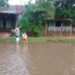 UNAS 212 FAMILIAS DE CNEL. MARTÍNEZ SON EVACUADAS TRAS LA CRECIDA DEL RÍO QUE INUNDA SUS CASAS.