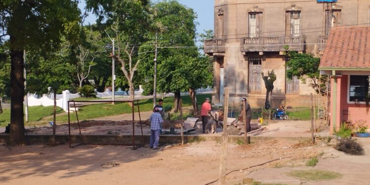 COMUNIDAD EDUCATIVA DE LA ESCUELA SAGRADO CORAZÓN DE JESÚS FELIZ CON EL INICIO DE OBRAS.