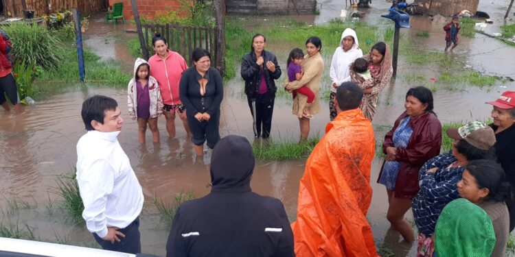 LA COPIOSA LLUVIA DEJA BARRIOS INUNDADOS.