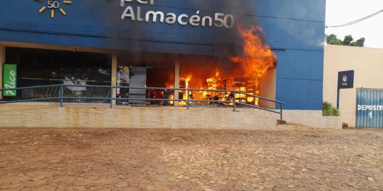 VORAZ INCENDIO HA CONSUMIDO UN CONOCIDO SUPERMERCADO EN EL DISTRITO DE INDEPENDENCIA.