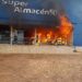 VORAZ INCENDIO HA CONSUMIDO UN CONOCIDO SUPERMERCADO EN EL DISTRITO DE INDEPENDENCIA.