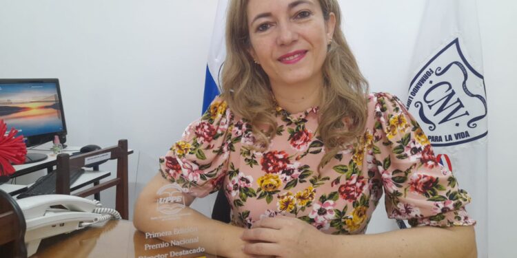 LA MAGISTER SIRLE HÁSEK DE BARBÚDEZ ES GALARDONADA COMO DIRECTORA DESTACADA A NIVEL PAÍS.