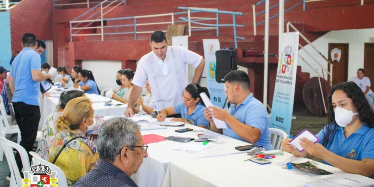 Entregaron tarjetas a personas de la tercera edad