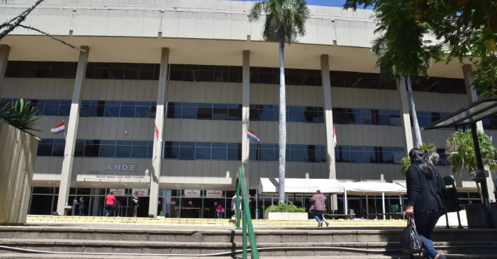ANDE anuncia cortes del servicio a 100.000 usuarios por mora