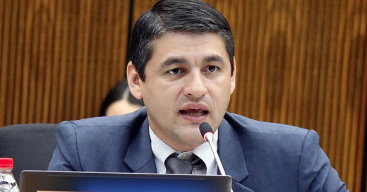 Diputado colorado admite que contrató como asesora a su esposa