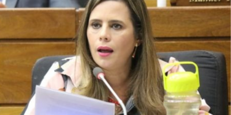 Kattya González confirma que «solo» tiene 7 asesores