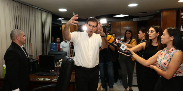 Ovelar suspende ampliación de obras y desmantelará bancadas en pasillos