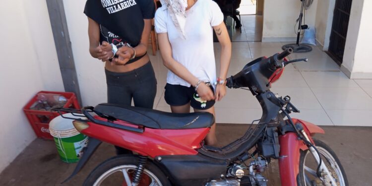 La policía aprehendió a dos mujeres por el robo de una motocicleta