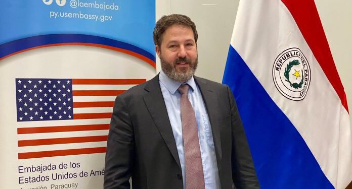 Subsecretario de Control de Armamentos de EE. UU. destaca avances en implementación responsable de inteligencia artificial militar en Paraguay