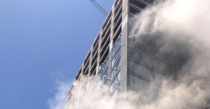 Rescataron a la persona que quedó atrapada en el edificio que ardió en llamas en CDE