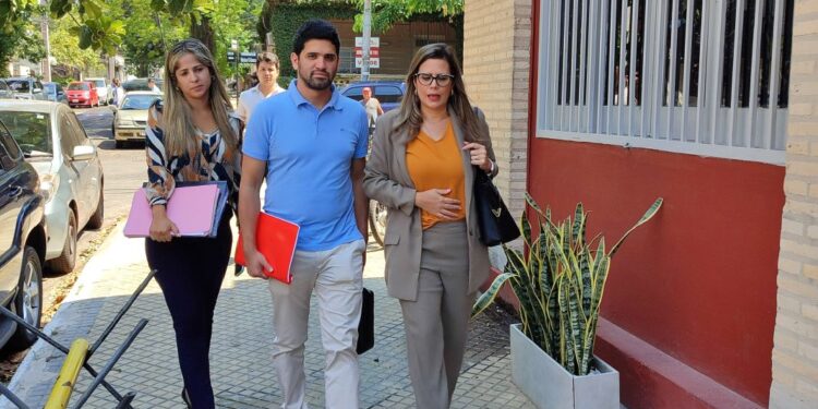 Presentan denuncia contra diputado cartista por violencia contra la mujer