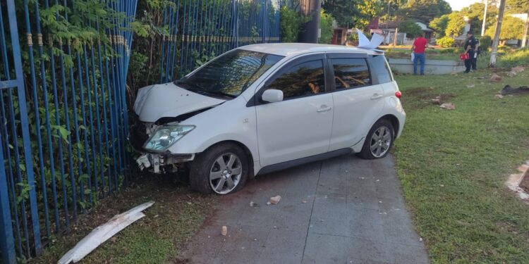 AUTOMÓVIL PERDIÓ EL CONTROL Y CHOCÓ