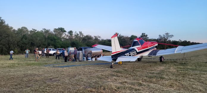 Senave realiza aplicación aérea para controlar plaga de langostas en el Chaco
