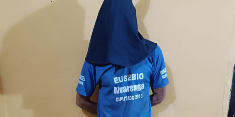 APREHENSION DE PERSONA POR VIOLENCIA INTRAFAMILIAR E INCAUTACION DE DOS ARMAS BLANCAS Y ARMA PUNZANTE